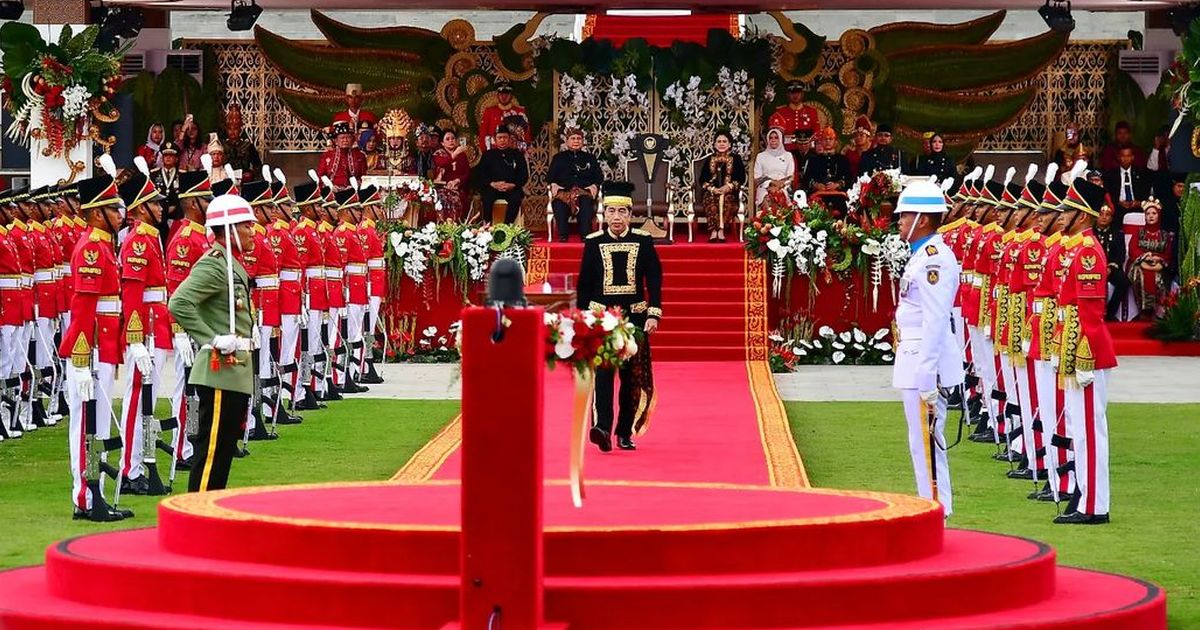 VIDEO: Momen Jokowi Terus Berdiri Lupa Disuruh Duduk saat Upacara Penurunan Bendera di IKN