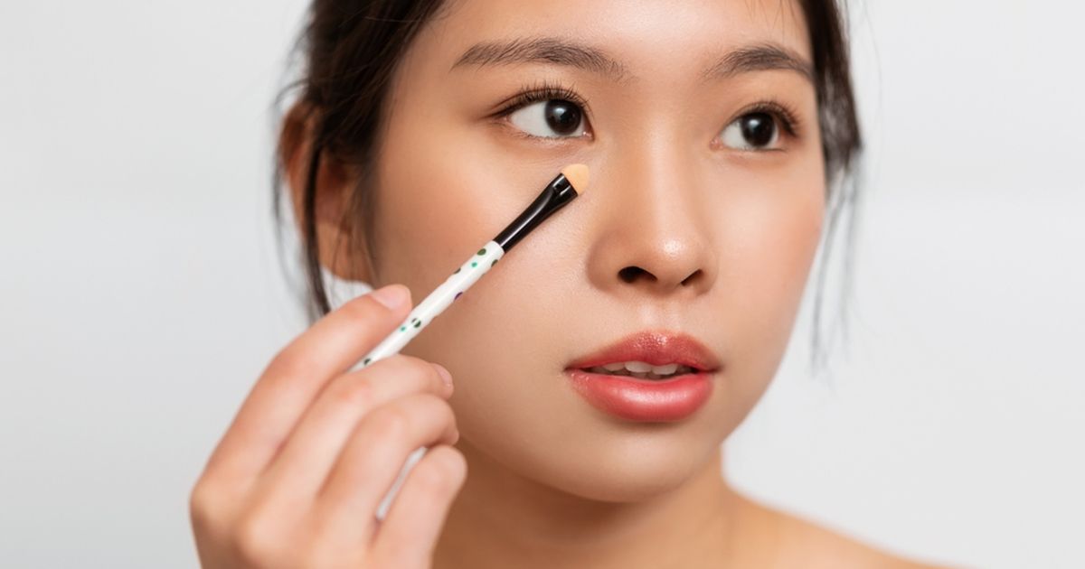 Pakai Concealer di Bawah Mata Malah Sering Terlihat Crack? Coba Ikuti Trik Ini!