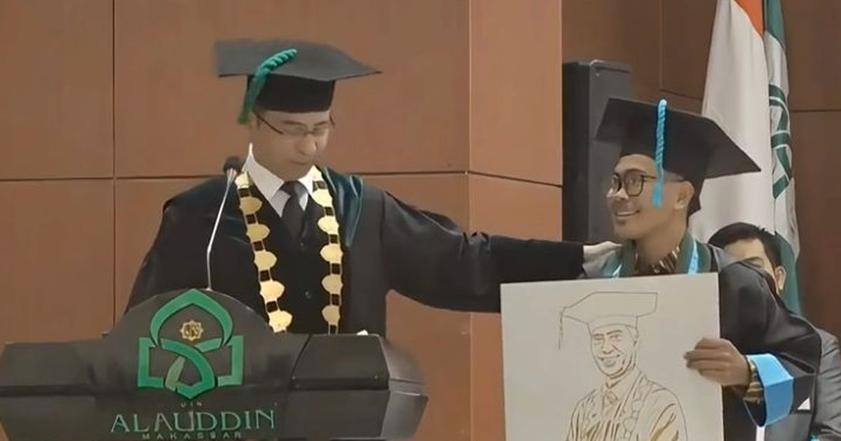 Viral Rektor UIN Alauddin Makassar Dapat Kejutan dari Seorang Wisudawan, Isi Pesannya Curi Perhatian