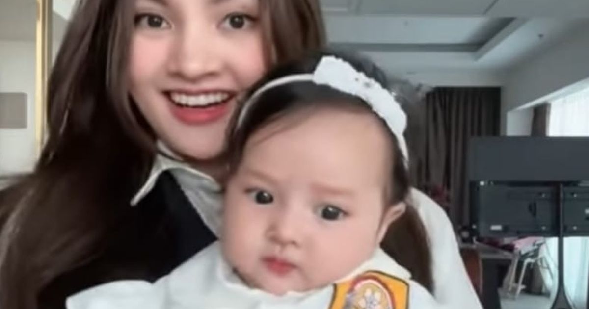 6 Potret Lucu Baby Launa Anak Sabrina Anggraini dan Belva Devara Pakai Seragam SMP, Gemesin Banget!