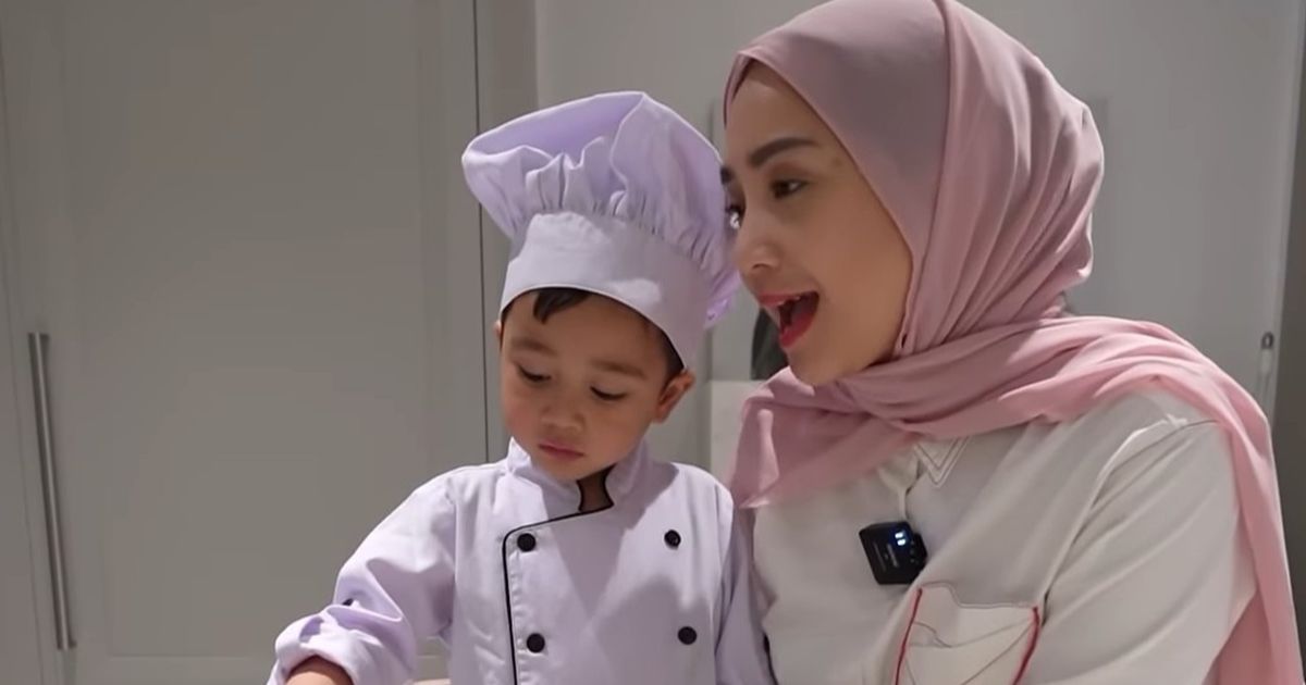 Foto-foto Rayyanza jadi Chef Bantu Mama Gigi di Dapur, Penampilannya Lucu dan Menggemaskan