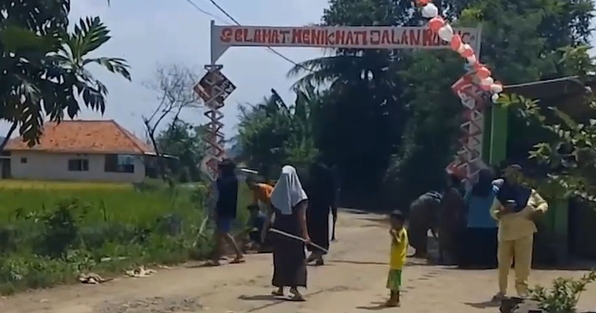 Cara Unik Warga Warunggunung Lebak Protes Jalan Rusak Pakai Gapura, Tuliskan Kalimat Satire