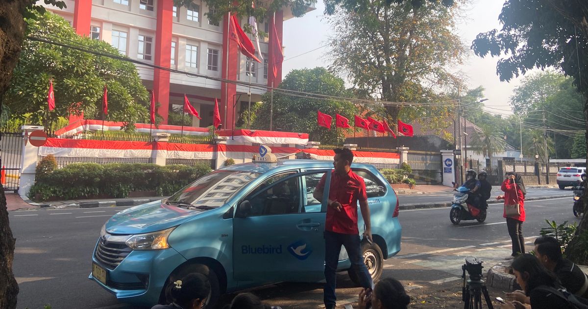 Hiruk Pikuk di Kantor DPP PDIP Usai Berpeluang Usung Cagub Sendiri Meski Tak Punya Kursi DPRD