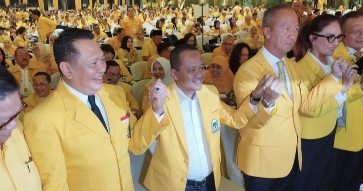 Momen Bahlil Gandeng Tangan Agus Gumiwang dan Bamsoet saat Tiba di Munas Golkar