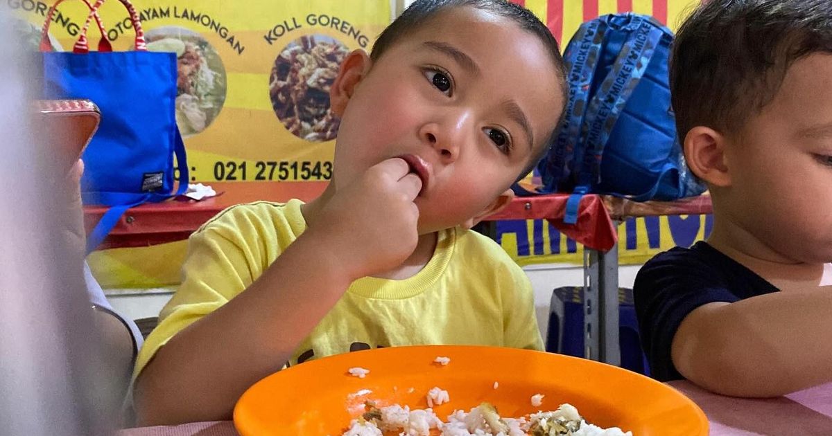 Warteg Style! Potret Rayyanza Anak 'Sultan Andara' Makan di Warung Pecel Lele, Menunya Sederhana Banget