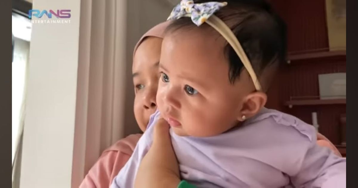 Potret Rafathar Potong Rambut di Rumah, Si Cantik Baby Lily Fokus Lihat Paras Ganteng Sang Kakak