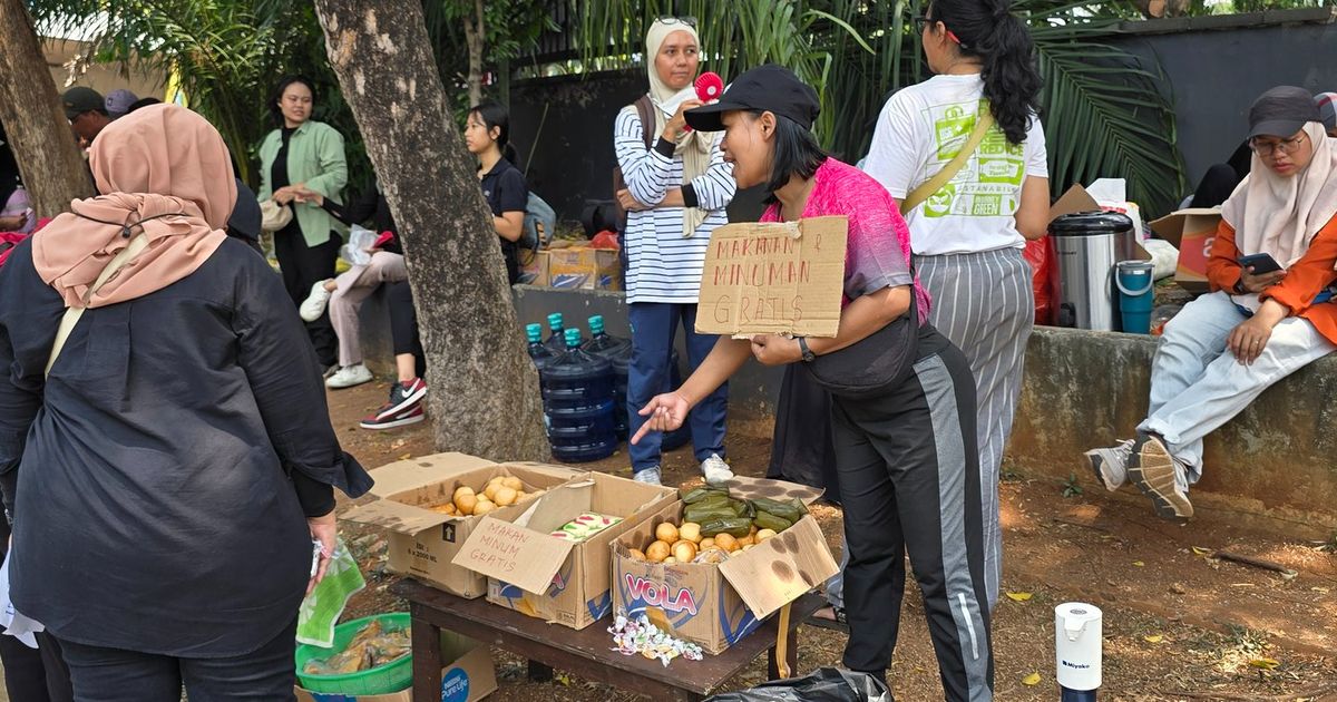 Emak-Emak Sediakan Makanan Gratis untuk Pendemo Kawal Putusan MK