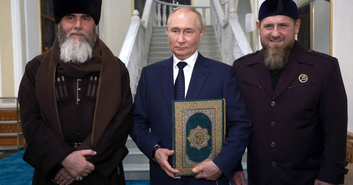 VIDEO Putin Cium dan Peluk Alquran Saat Kunjungi Masjid Nabi Isa di Chechnya