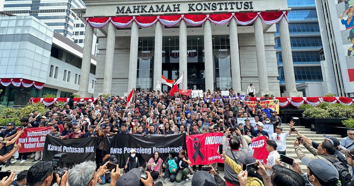 Situasi Terkini di Gedung MK: Massa Aksi Diterima dan Duduki Halaman