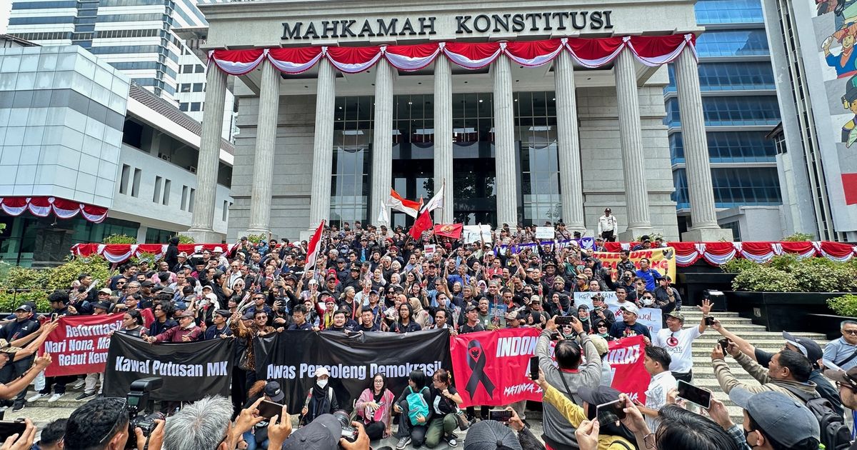 Demonstrasi di MK Bubar, Massa Pindah ke DPR RI