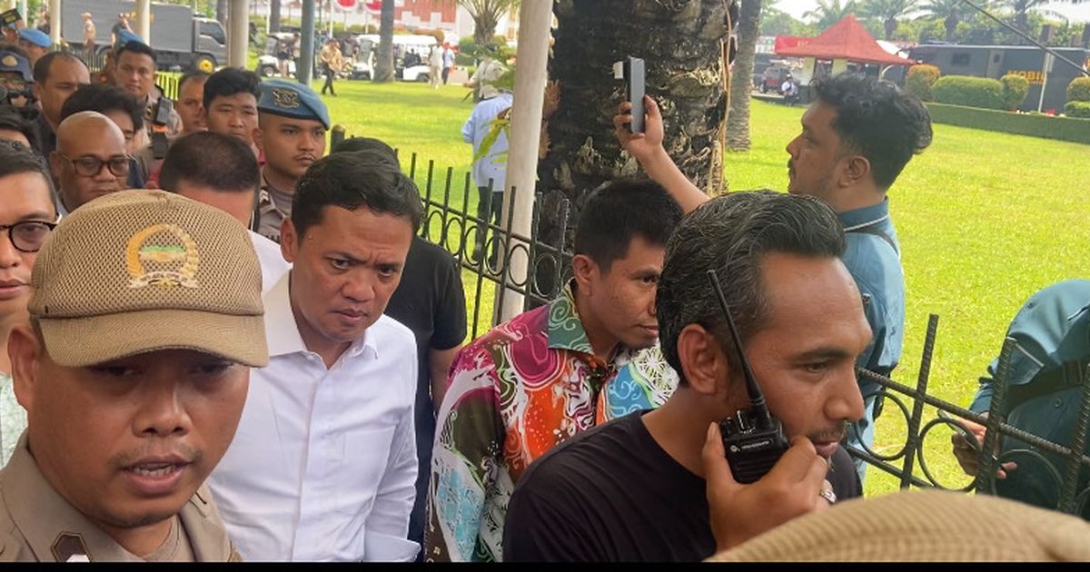 Temui Pendemo RUU Pilkada, Anggota DPR Habiburokhman Dilempari Botol