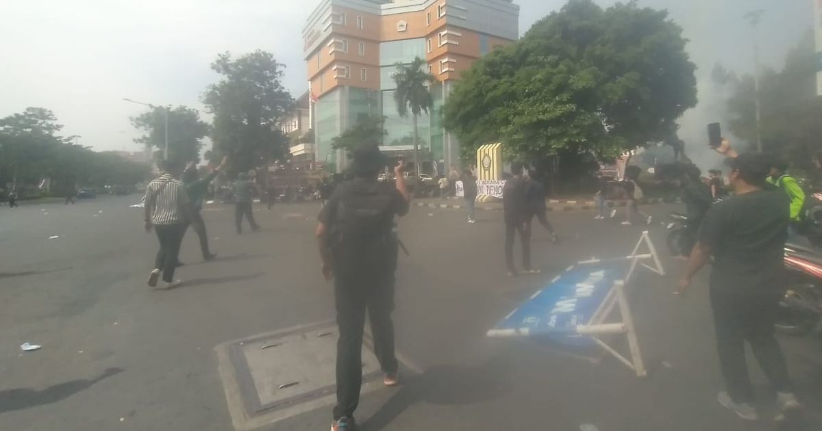 Situasi Terkini Demo di Semarang Memanas: Massa Coba Masuk Gedung DPRD, Polisi Tembak Gas Air Mata