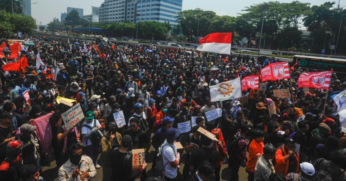 Situasi Terkini Demo Tolak Pengesahan RUU Pilkada di DPR, Massa Mulai Bakar-Bakar dan Rusak Pagar