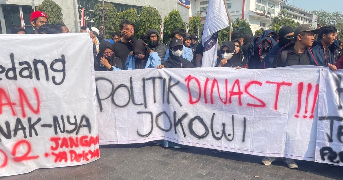 Massa Aksi di Solo Minta Jokowi Pulang Kampung