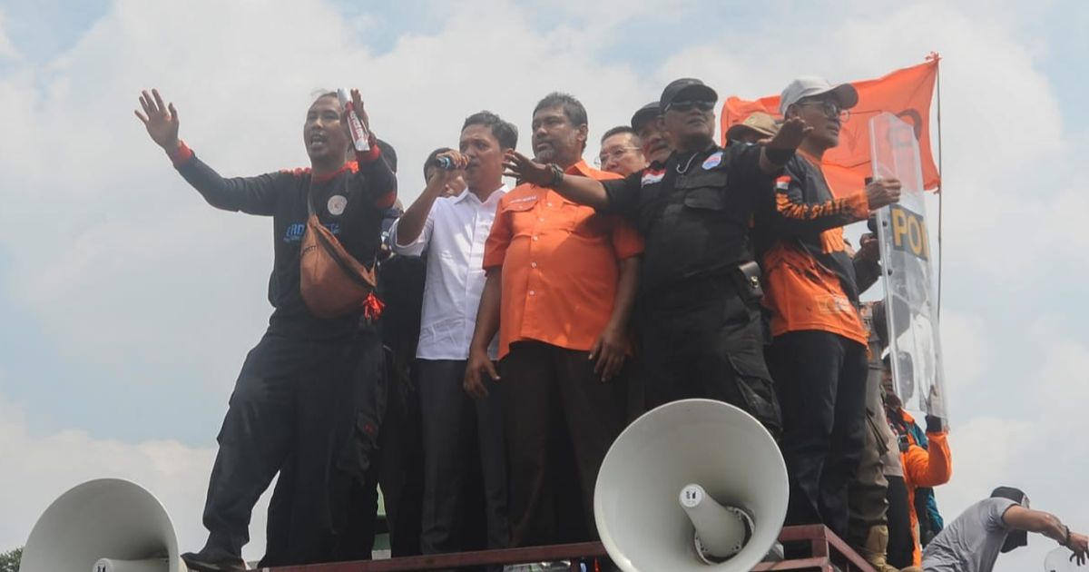 VIDEO: Momen Politisi Gerindra Habiburokhman Dilempari Botol Pendemo 