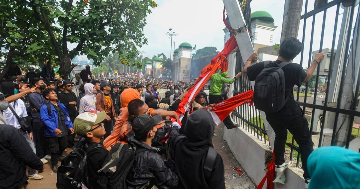 Situasi Terkini di Gedung DPR: Demonstran Tutup Tol Dalam Kota Arah Slipi