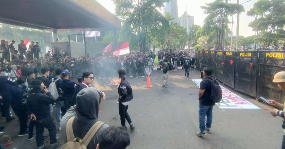 Kini Demonstran Robohkan Gerbang Belakang DPR RI, Polisi Siaga Barikade