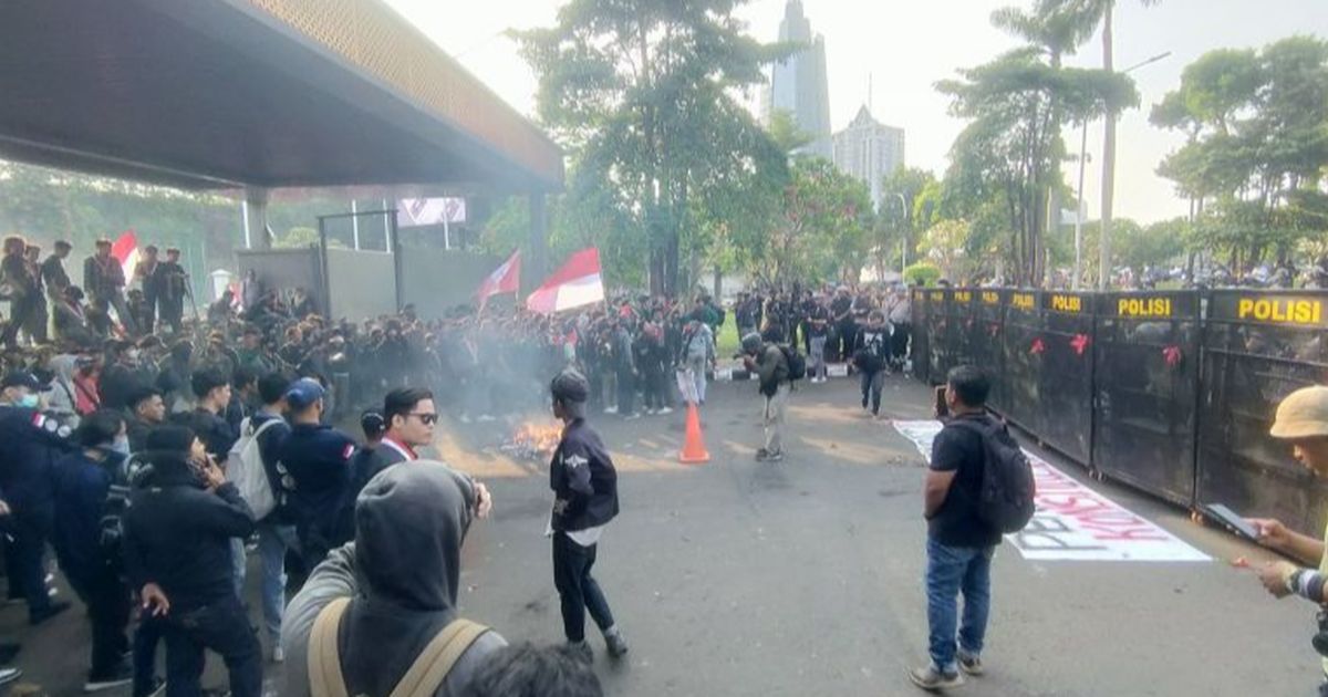 VIDEO: Situasi Terkini Usai Pagar DPR Dijebol Pendemo & Api Berkobar, Polisi Bertameng Siaga Penuh