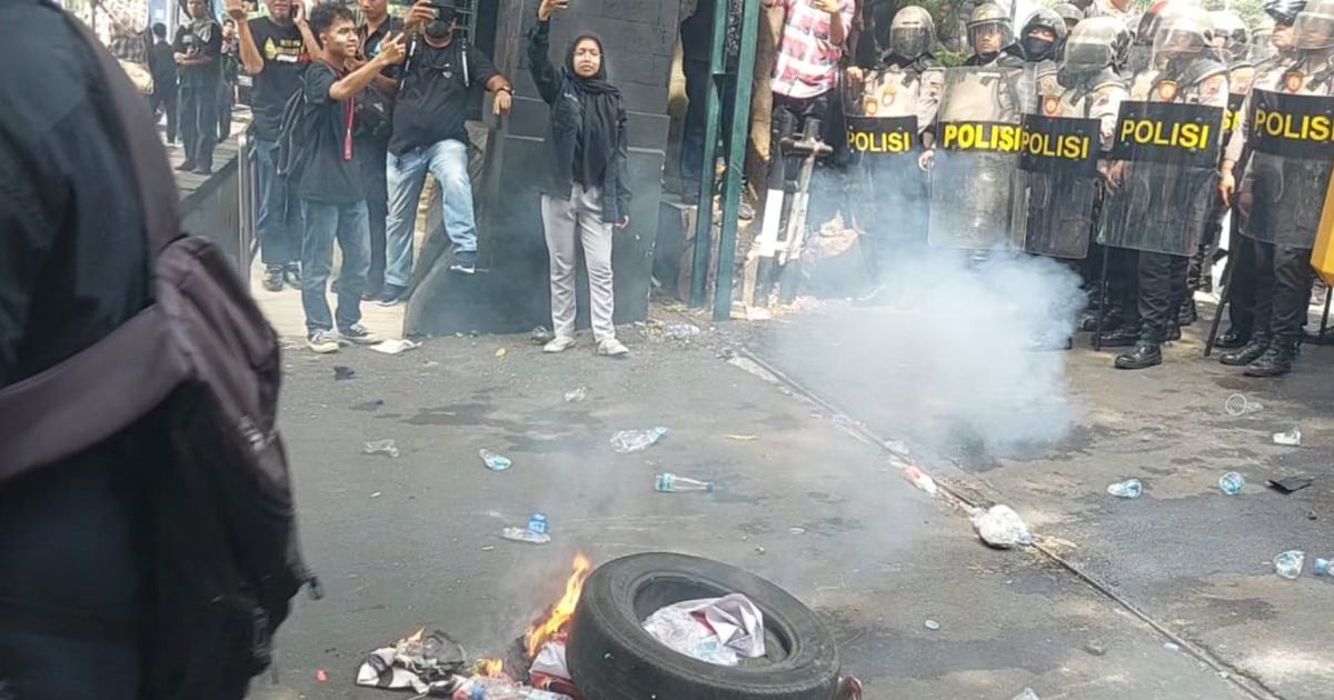 Demo Tolak RUU Pilkada di DPRD Jateng Ricuh, Puluhan Mahasiswa Alami Luka