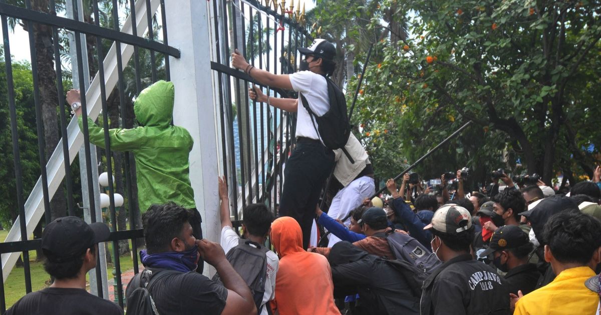 VIDEO: Makin Panas, Situasi Terkini Demonstran Ditangkap Usai Pagar DPR Dijebol