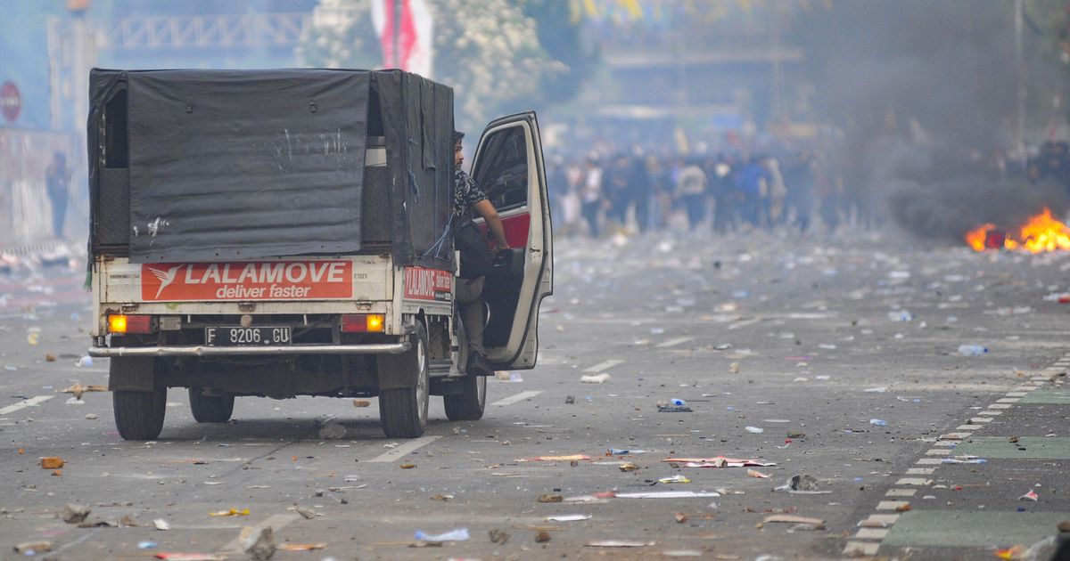 VIDEO: Situasi Terkini Api Berkobar Dekat DPR, Massa Aksi Bertahan Hingga Malam Hari