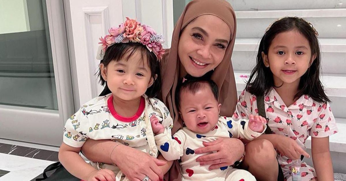 Potret Bahagia Rieta Amilia Bareng Cucu, Netizen Heran Baby Lily Selalu Nangis saat Bareng Sang Nenek