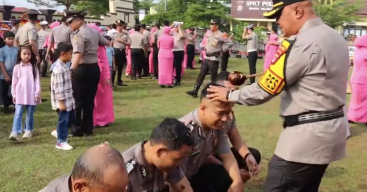 Tradisi Siram Air Kembang Kenaikan Pangkat Anggota, Kapolres Serang Beri Ucapan yang Tak Terduga