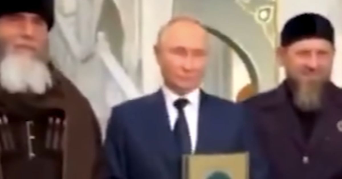 Momen Presiden Putin Masuk Masjid Lalu Cium & Peluk Alquran, ini Videonya