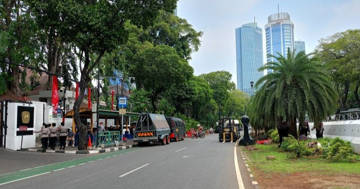 Antisipasi Demo di Depan Gedung KPU, Jalan Imam Bonjol Ditutup dan Polisi Pasang Barikade Beton