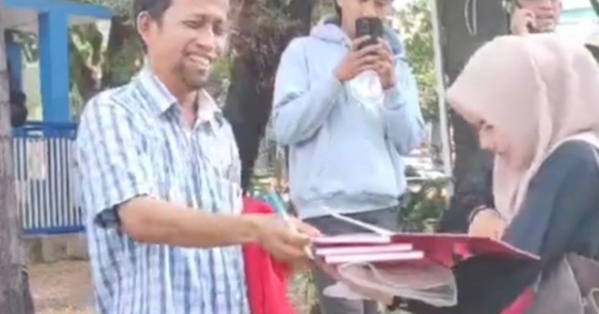 Demi Dapat Tanda Tangan ACC, Mahasiswi Ini Hampiri Dosen Pembimbingnya yang Sedang Demo