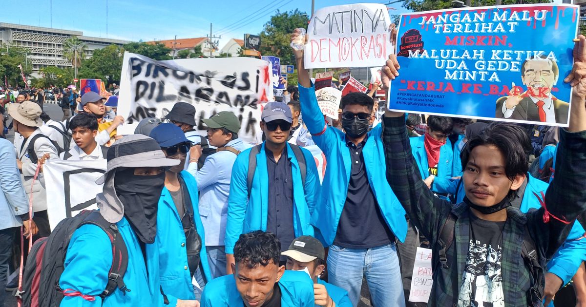 Demo Mahasiswa Tolak UU Pilkada Berlanjut di Jatim, Ricuh Usai Massa Kepung Gedung DPRD