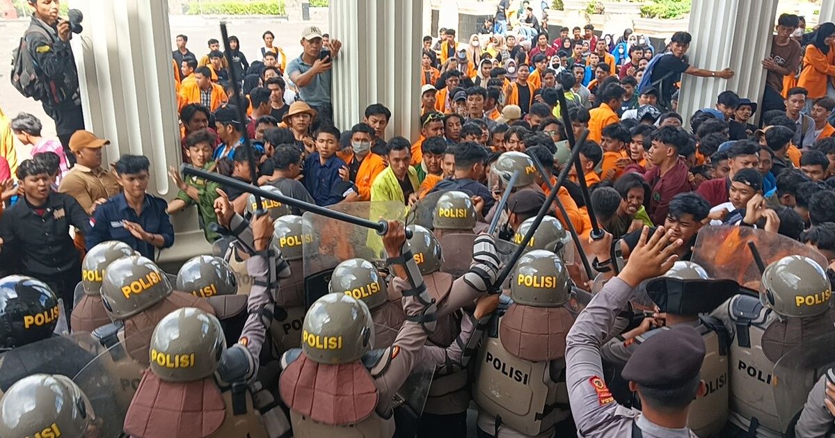 Ricuh Demo di Gedung DPRD Jambi, Sejumlah Mahasiswa Terluka