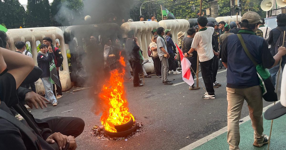 Geruduk KPU, Mahasiswa Bakar Ban Tuntut Terbitkan PKPU sesuai Putusan MK