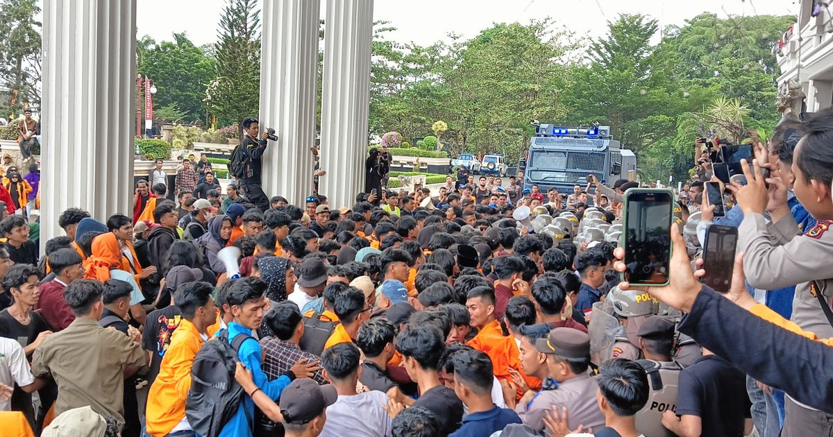 Demo di Bandung Ricuh, Satu Mahasiswa Terancam Buta Karena Luka