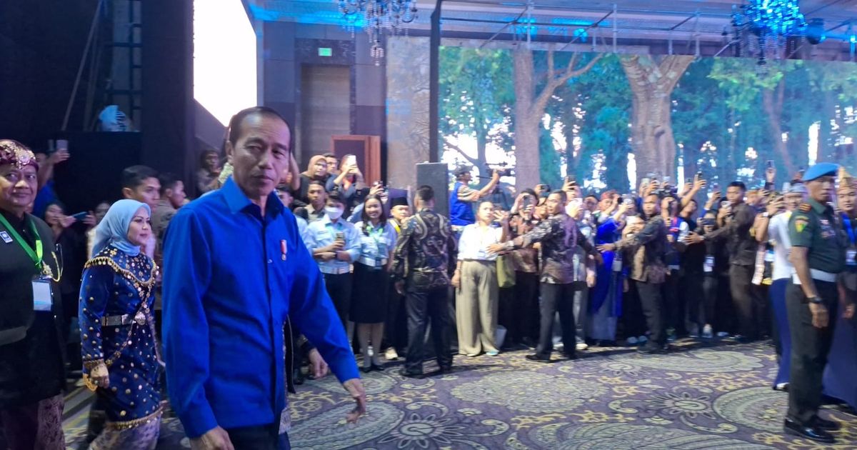 Jokowi Kagum Lihat Iklan PAN di Times Square: Pak Zulkifli Hasan Pakai Baju Biru Ganteng Sekali