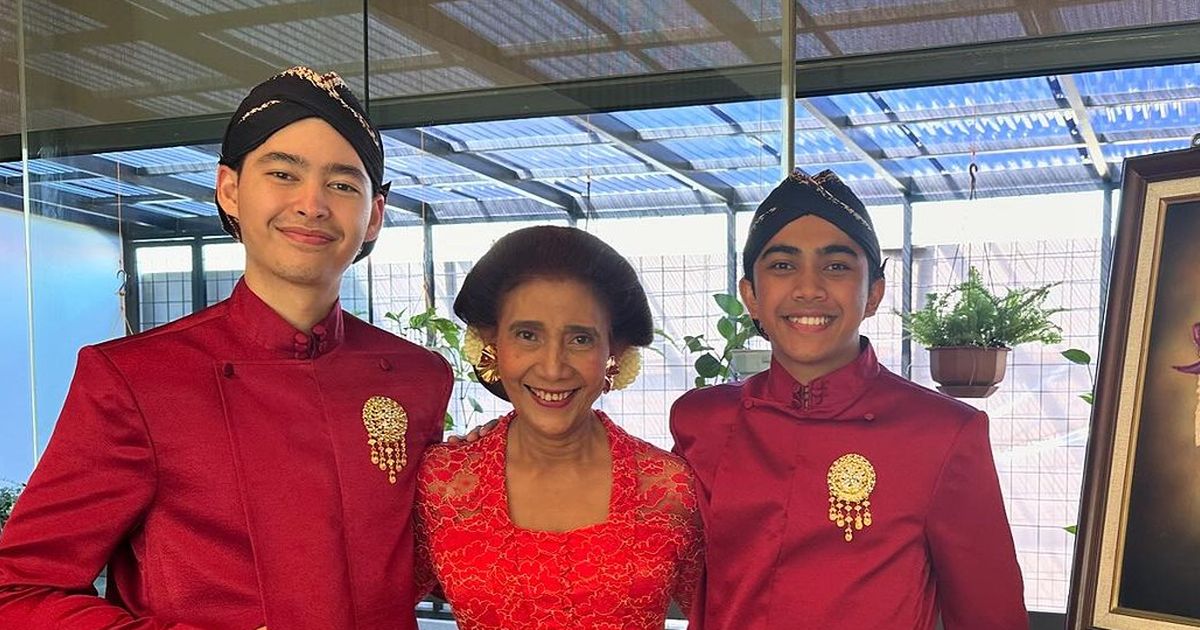 Susi Pudjiastuti Anggun Berkebaya Dipelukan Dua 'Pangeran' Tampan, Potretnya jadi Sorotan