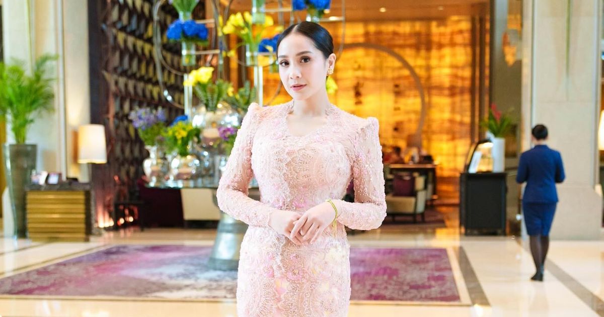 Hadiri Acara di Bangkok, Potret Cantik Nagita Slavina Berkebaya Disebut Aura Ibu Pejabat