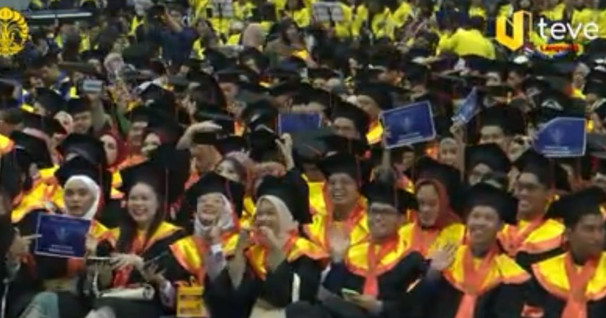 Viral Video Wisudawan Bawa Poster 'Peringatan Darurat' di Upacara Wisuda, Ini Reaksi UI