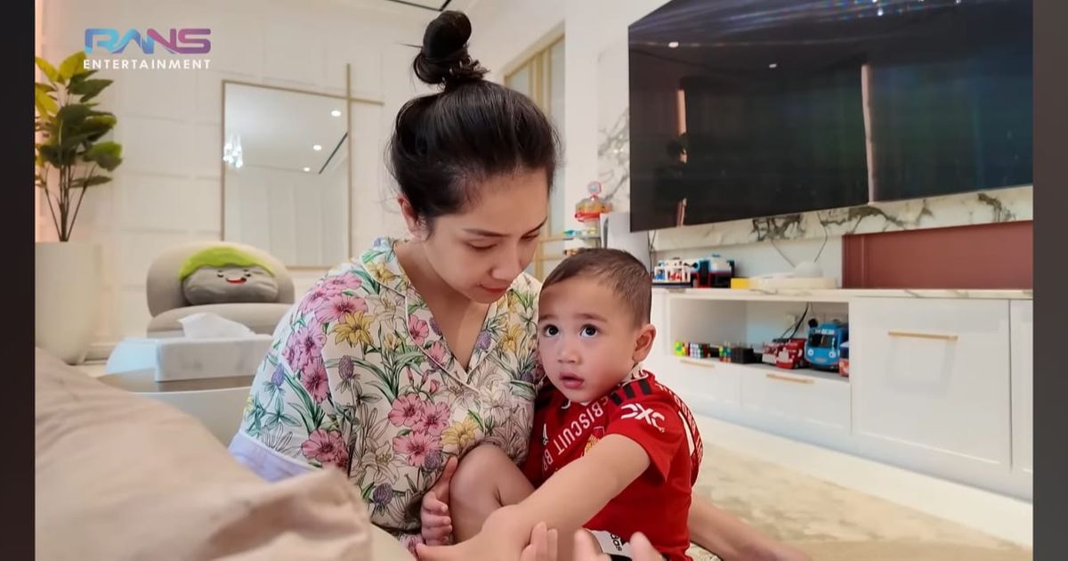 Diminta Beli Kado Untuk Rafathar, Lucunya Rayyanza Rayu Nagita Slavina Agar Dibelikan Juga