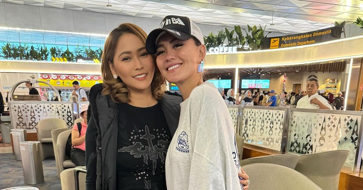 Bertemu di Bandara, Momen Inul Daratista Happy Foto Bareng Agnez Mo '22 tahun Baru Kesampaian Foto Bareng'