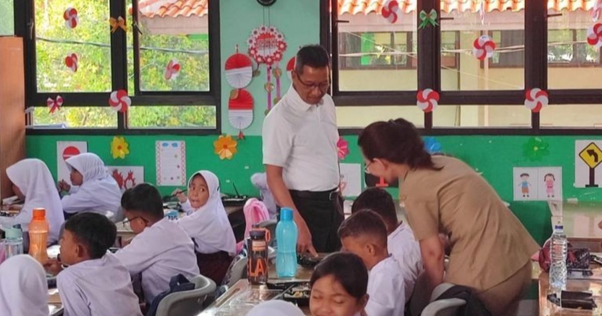 Uji Coba Makanan Bergizi Gratis di SDN 04 Cipayung, Ada Telur Dadar Hingga Anggur