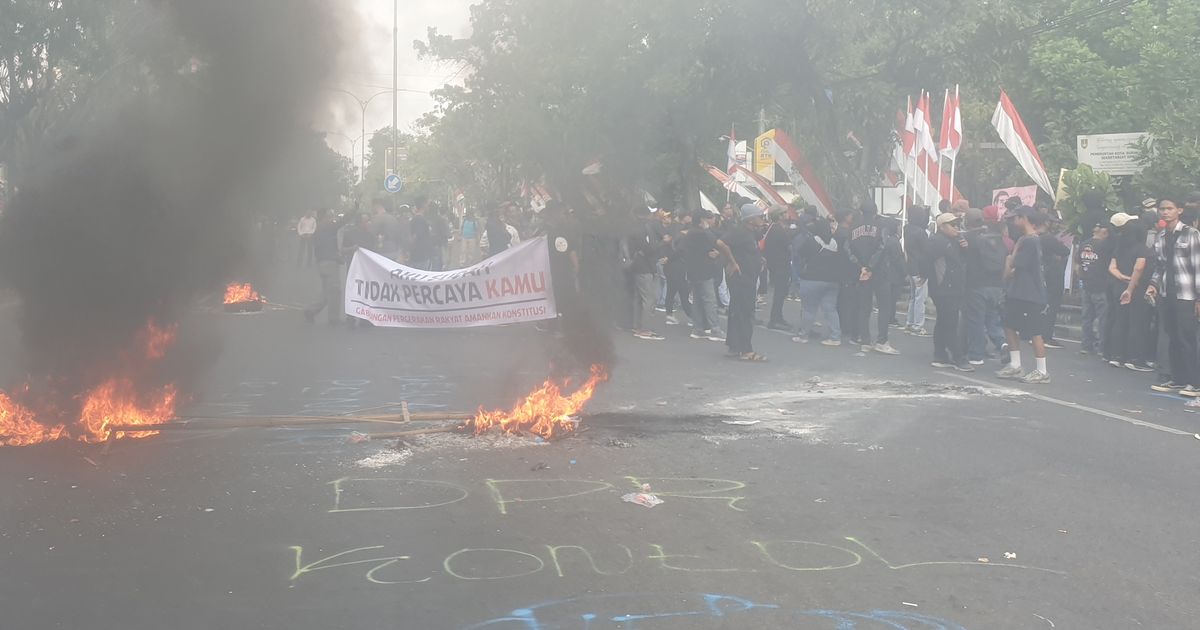 Demonstran Berpakaian Serba Hitam Kepung DPRD Solo, Tuntut Jokowi Mundur