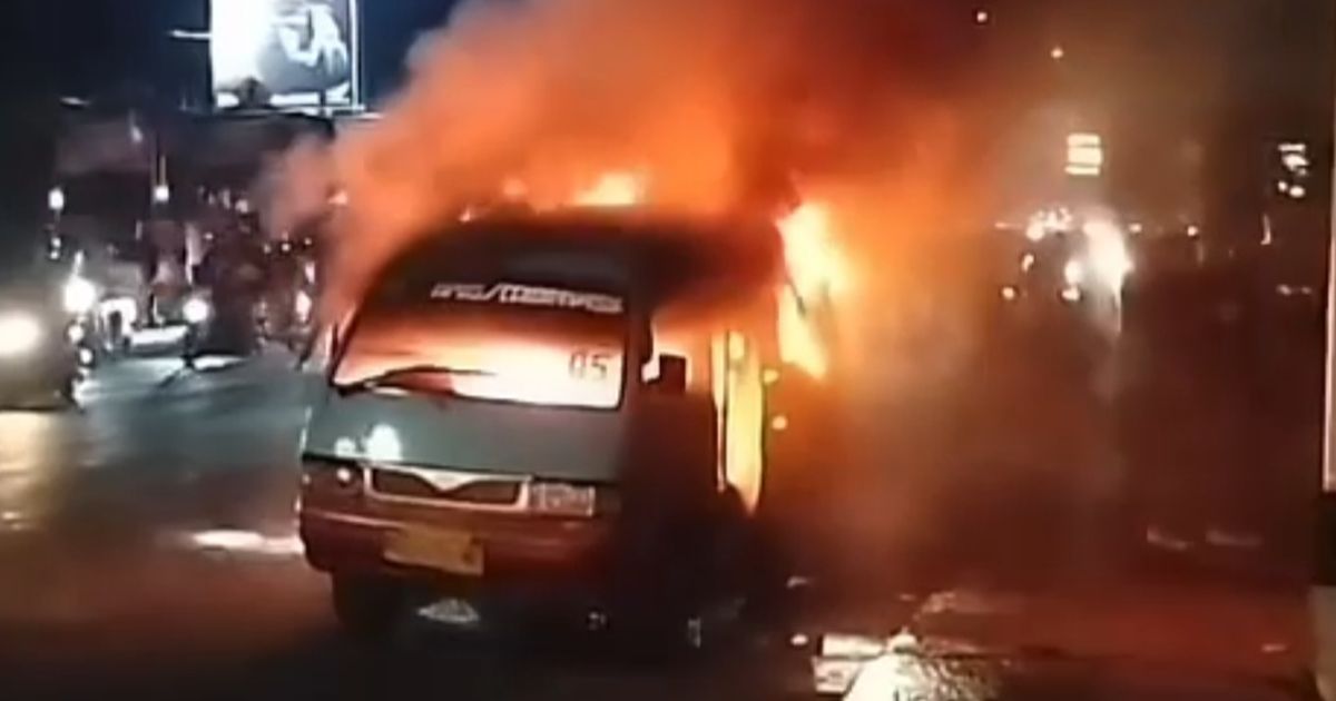 Demo Tolak Politik Dinasti di Makassar Berakhir Ricuh, 1 Angkot Terbakar