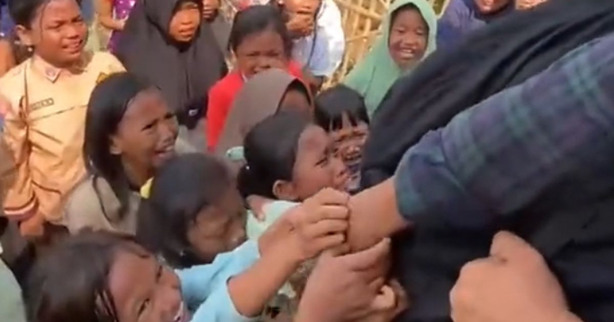 Viral Momen Dramatis Perpisahan Mahasiswa KKN dengan Warga Setempat, Diwarnai Aksi Saling Tarik hingga Isak Tangis