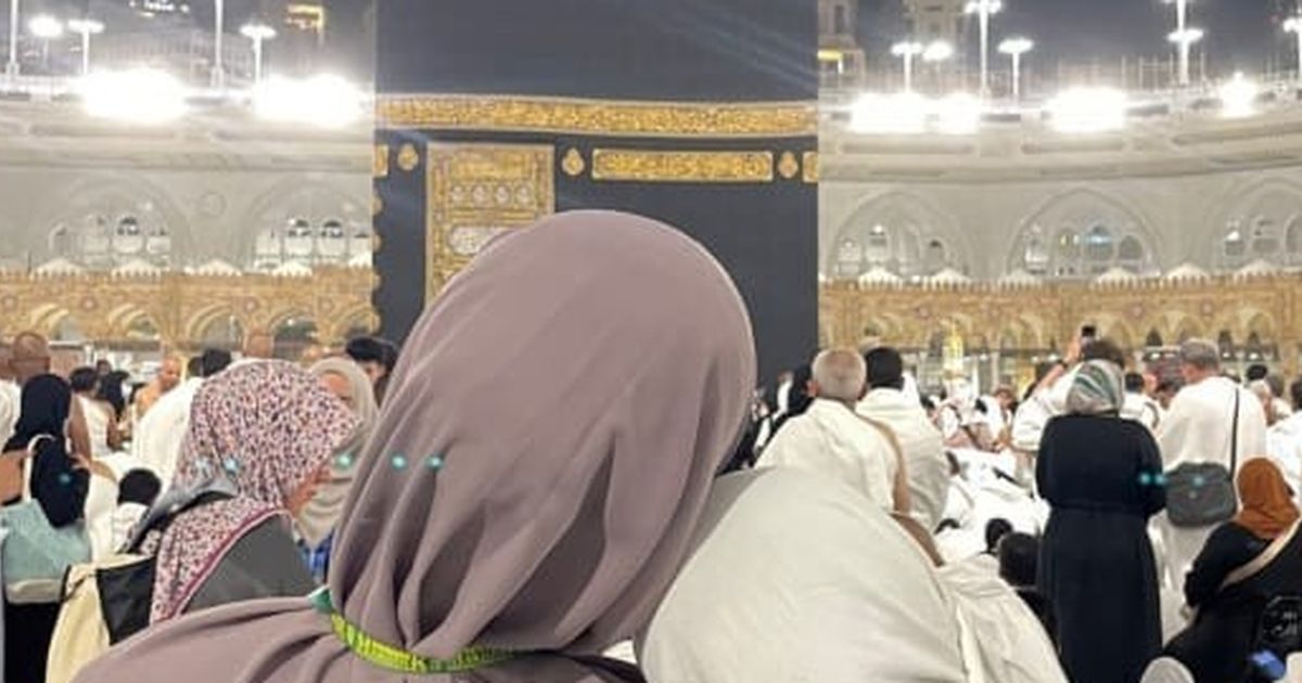 Umroh Bareng Sahabat, Begini Potret Azizah Salsha di Depan Kabah