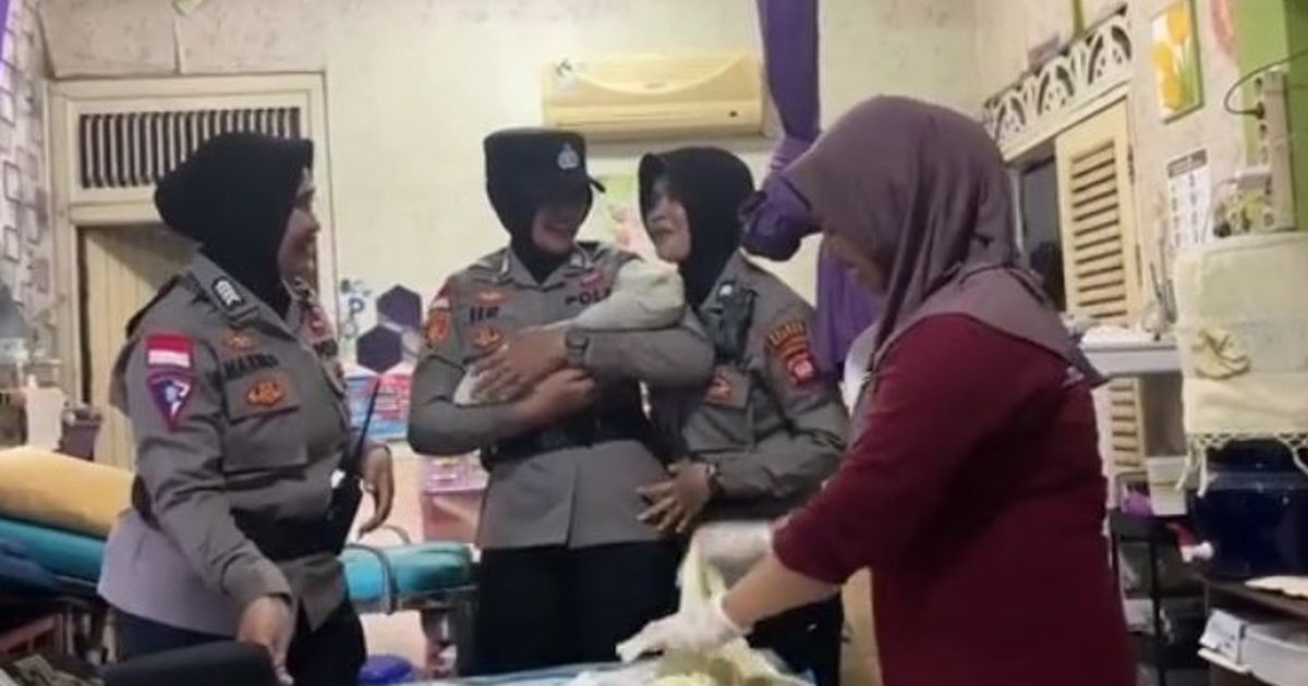 Viral Aksi Sigap Polwan dan Satlantas Bantu Ibu Hamil di Sambas yang Akan Melahirkan, Bikin Haru