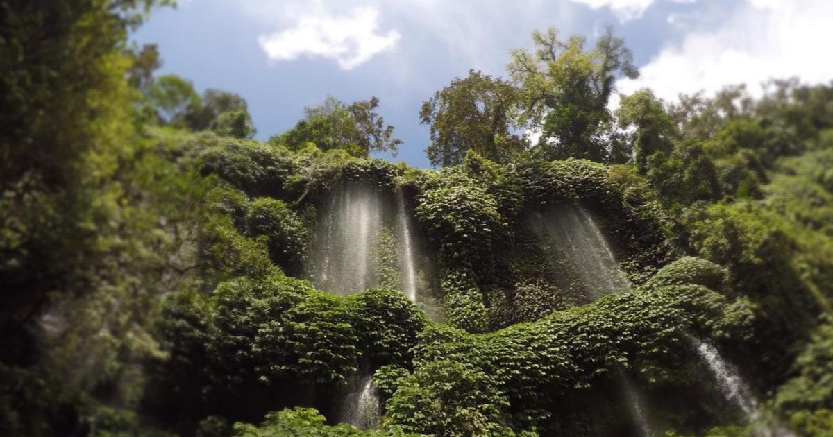 Terlihat Seperti Benang Raksasa yang Menggantung dari Ketinggian, Ini Fakta Unik Air Terjun Benang Kelambu di Lombok