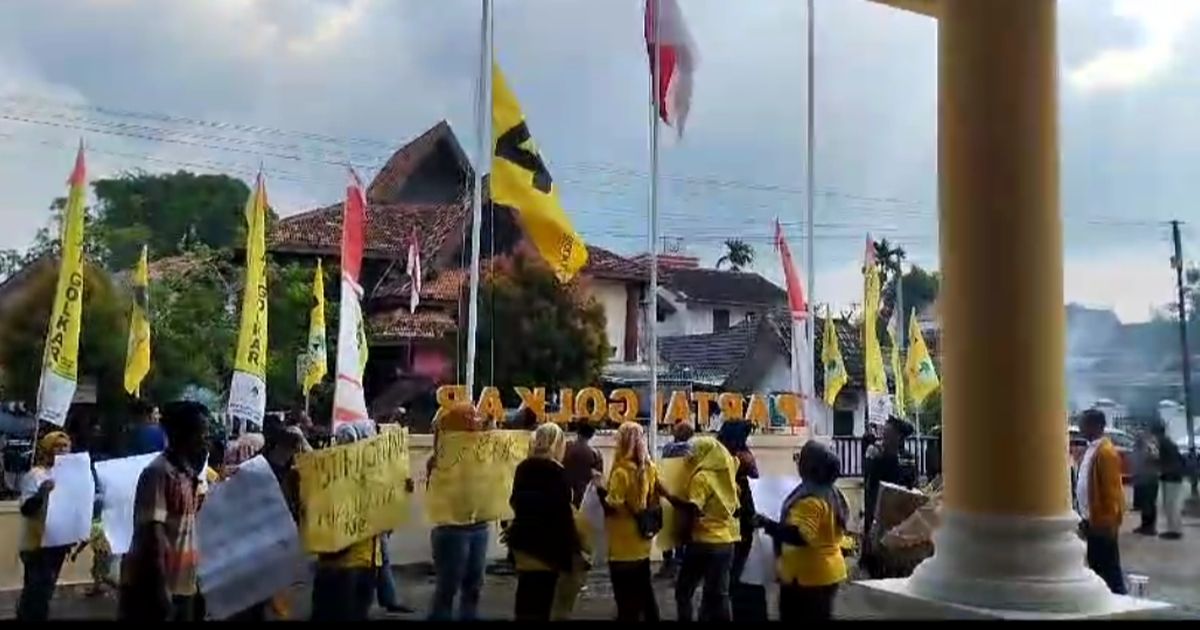 Kecewa DPP Golkar Usung Politisi PAN di Pilkada Jambi, Kader Bakar Atribut Partai