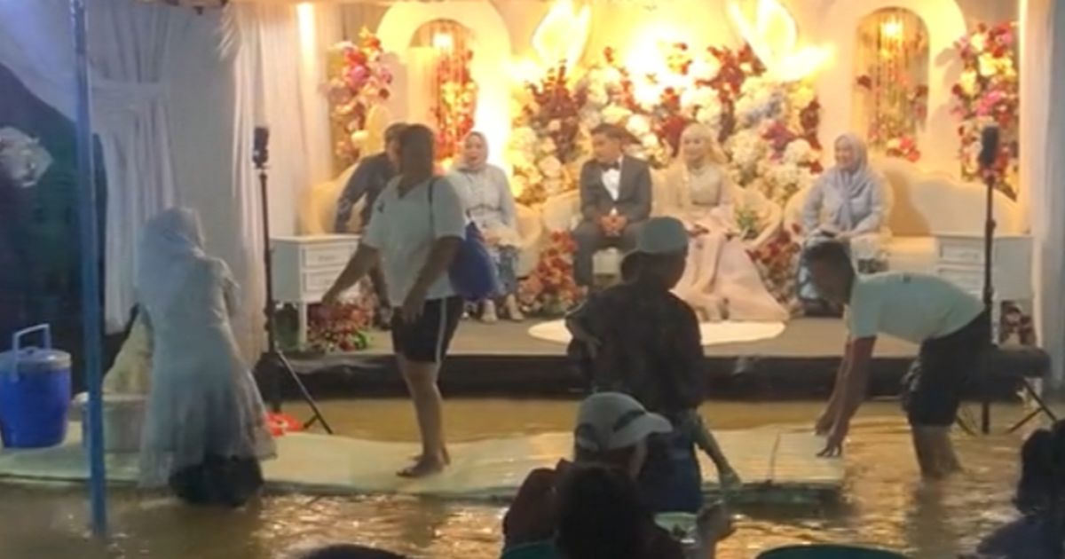 Viral Pasangan Pengantin Gelar Resepsi Pernikahan di Tengah Banjir, Tamu Undangan Tetap Asyik Berjoget