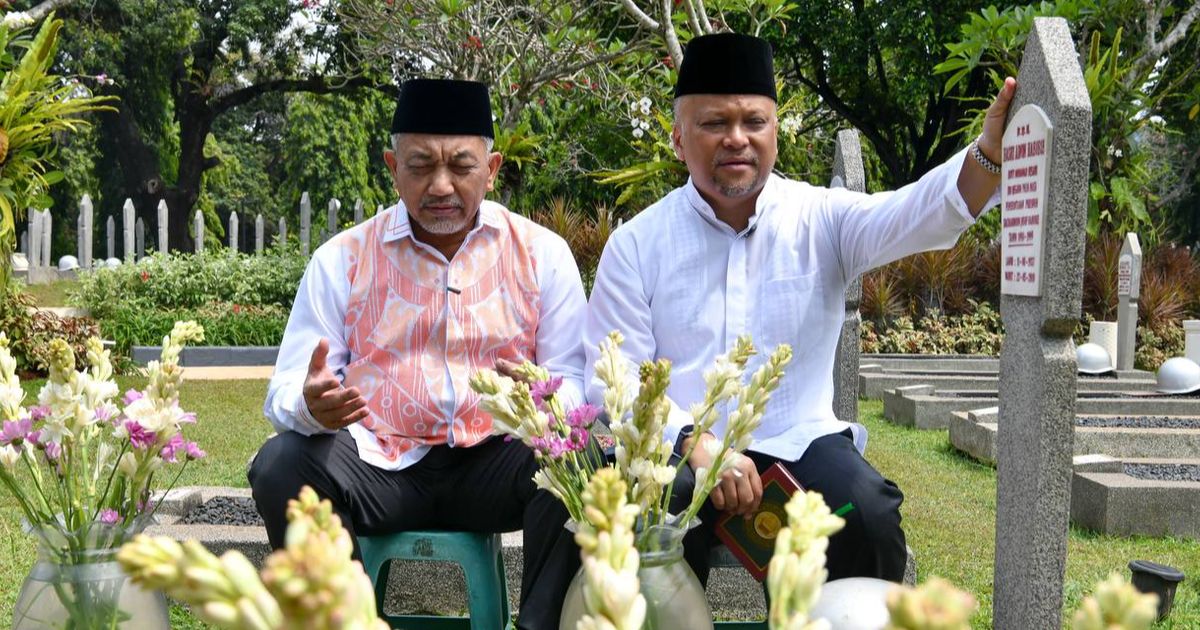 Potret Syaikhu-Ilham Habibie Ziarah Bersama ke Makam BJ Habibie Sebelum Daftar ke KPU Jabar Besok